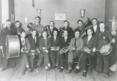 876601 Portret van de leden van een R.K. muziekvereniging uitgaande van het Franciscus Liefdewerk in een zaaltje van ...